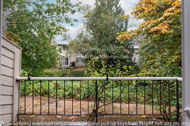 Building Photo - Charming Two Bedroom Condo with Close Access to I-5!