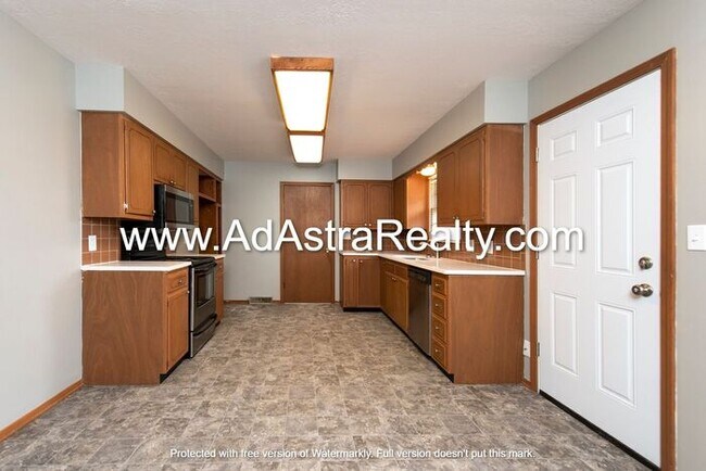 Building Photo - Beautiful Home in Blue Springs-Available NOW!!