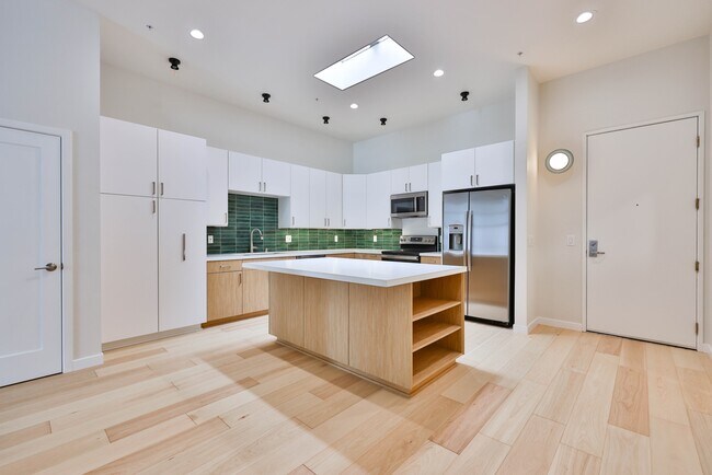 Primary Photo - 3211 Fifth Ave