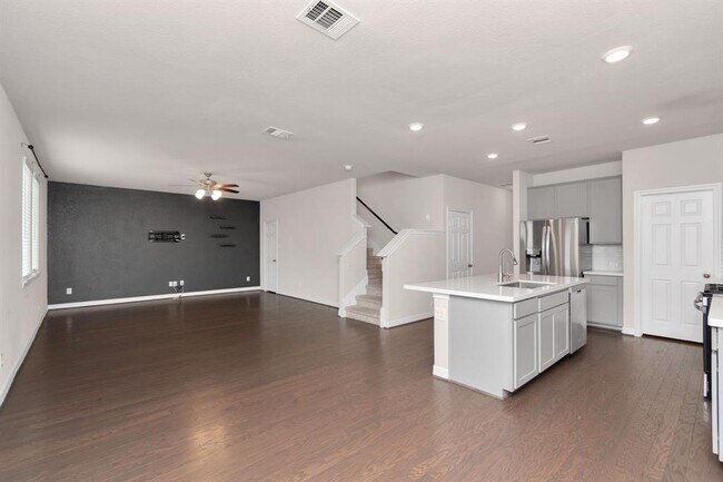 Building Photo - 1517 Portola Dr
