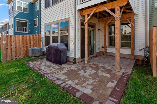 Building Photo - 944 Basswood Dr