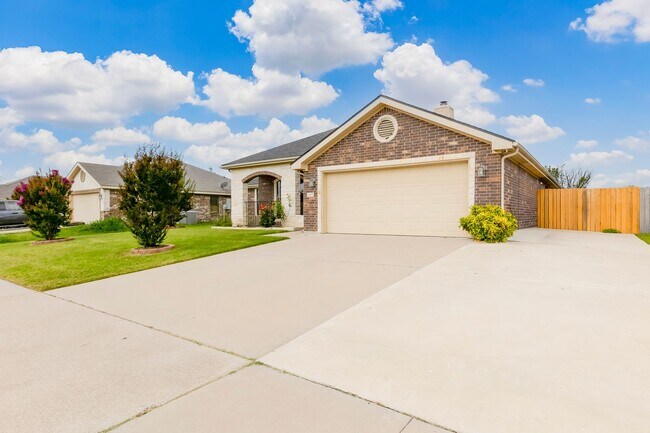 Building Photo - 2405 Coy Dr