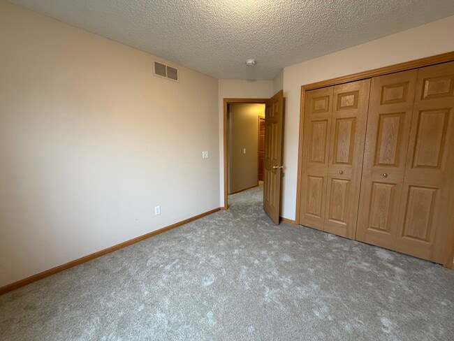 Building Photo - 11007 Oak Grv Cir