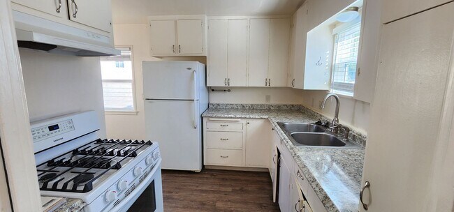 Building Photo - 804-808 H Ave.