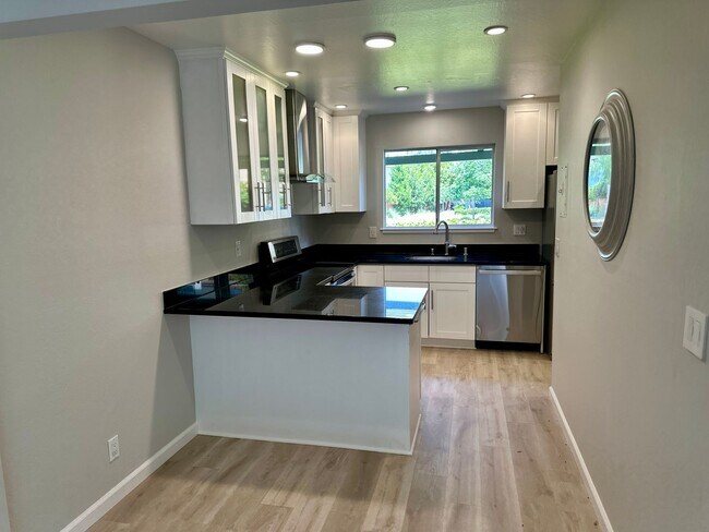 Building Photo - Convenient and Updated Townhouse