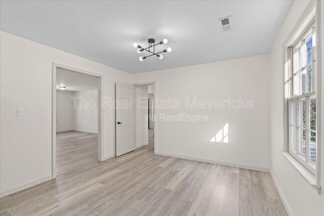 Building Photo - 1820 Tunnel Blvd