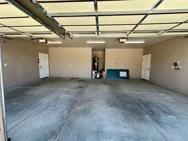 Building Photo - Gorgeous 3 bedroom, 2 bathroom home with 3 car garage