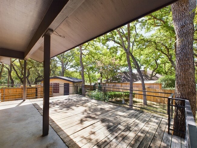 Building Photo - Charming 3-Bed Oasis with Fireplace & Hard...