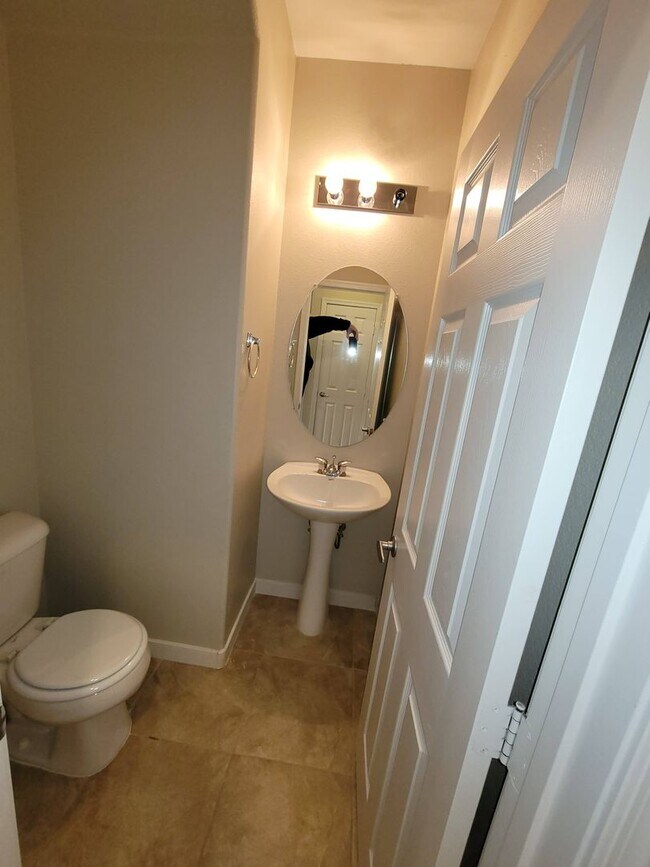 Building Photo - Immaculate 3 Bedroom Home in a Gated Commu...