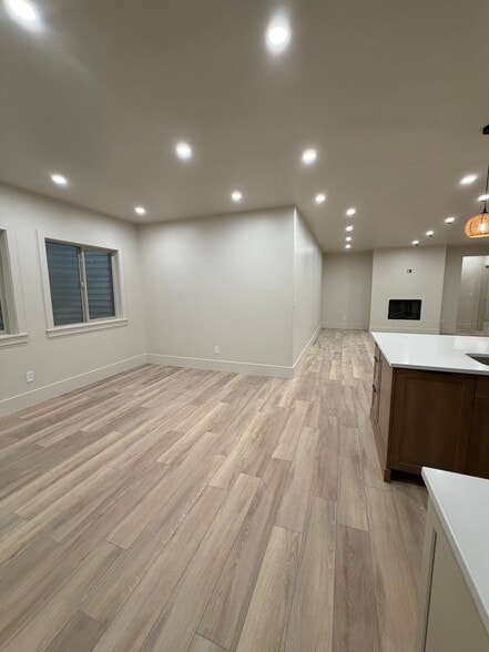 Building Photo - 927 Willow Brook Ln