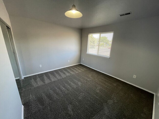 Building Photo - 620 N Fairfield Rd