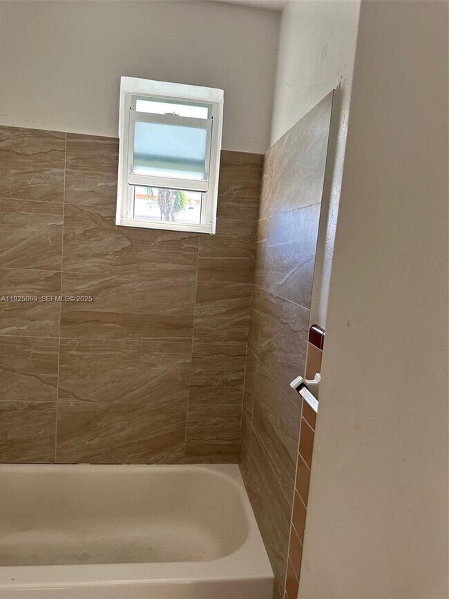 Building Photo - 16190 NE 19th Pl