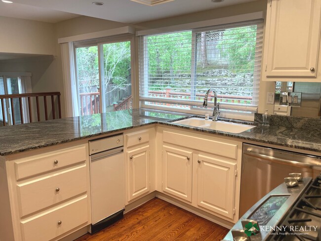 Building Photo - Large 3 Bedroom, 2.5 Bathroom, Great Neigh...