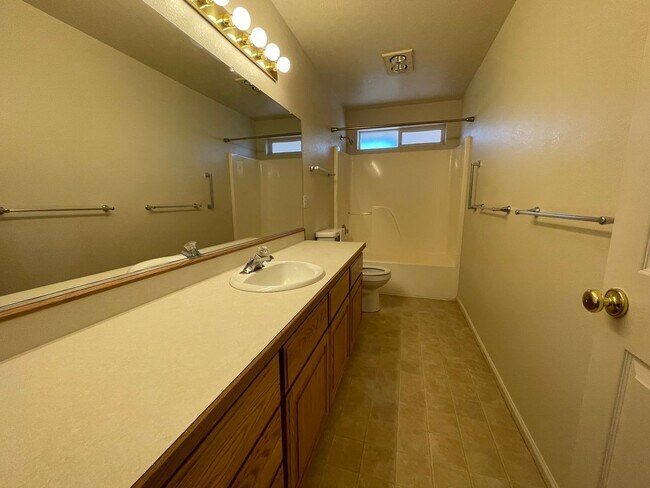 Building Photo - 205 Kit Ln