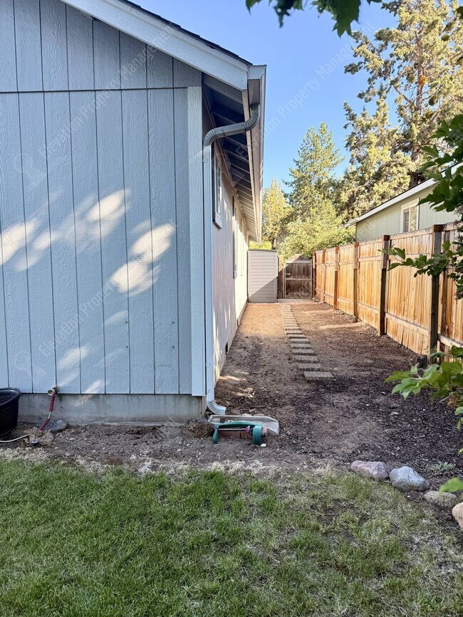 Building Photo - Single-Level Living in a Prime NE Bend Location