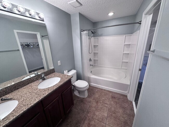 Building Photo - ***HOLIDAY SPECIAL NO RENT FOR DECEMBER*** Stylish 3BR Townhome with Garage & Walk-In Closet