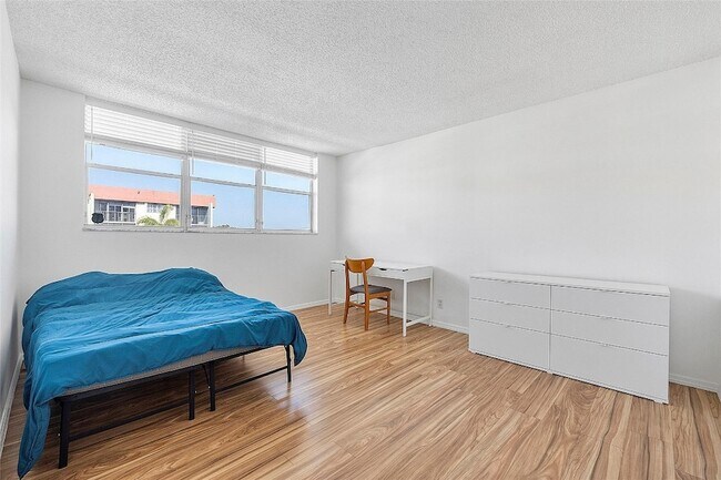 Building Photo - 5300 NE 24th Terrace