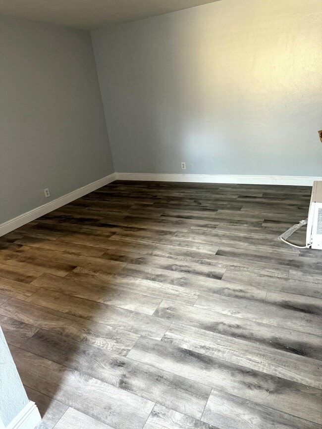 Building Photo - 1564 W 28th St