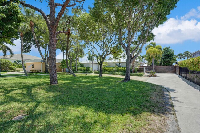 Building Photo - 930 S Lakeside Dr