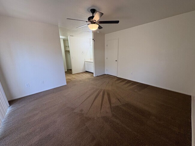 Building Photo - NW Condo Near Shopping Center Available Now!