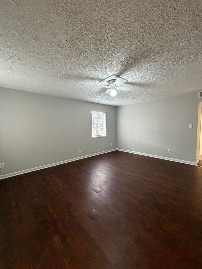 Building Photo - Oak Park Townhome 2/1.5 AVAILABLE NOW