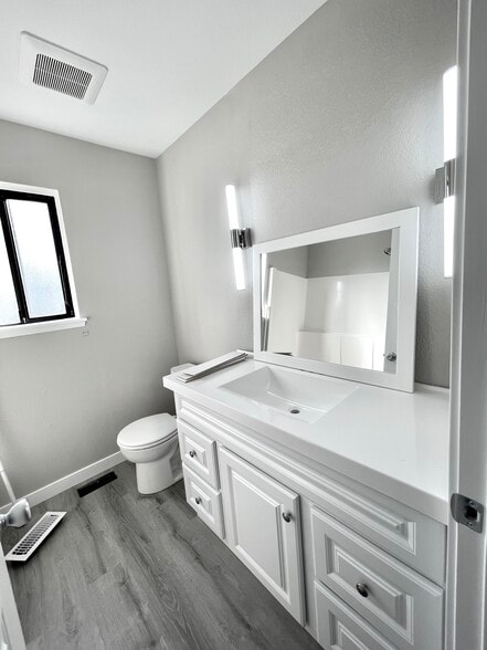 Building Photo - 2742 Sylvan Dr W