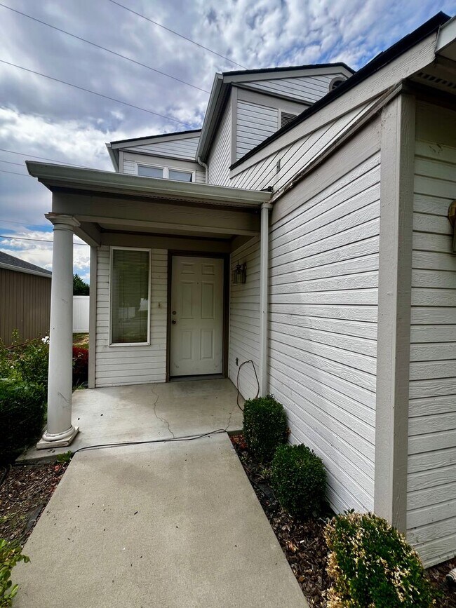 Building Photo - pl102