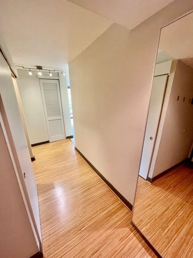 Building Photo - Modern 2-Bed, 2-Bath Downtown Condo with P...
