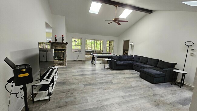 Building Photo - Lakehouse