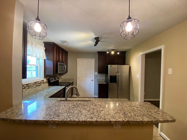 Building Photo - Charming 3-Bedroom Ranch !! "ASK ABOUT OUR...