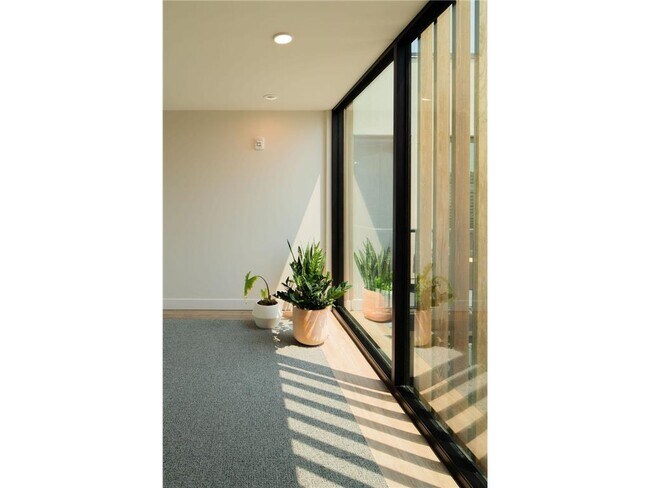 Building Photo - 262 West Dr