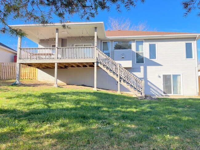 Building Photo - Northwest Omaha Gem: 2,700 Sq Ft, 3-Bedroom, Walk-Out Finished Basement, Fenced Yard, 3-Car Garag...