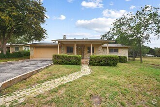 Building Photo - Charming 2-Bed Retreat Near Landa Park & t...