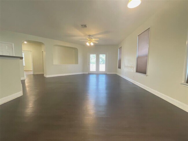 Building Photo - 4412 Woodstock Dr