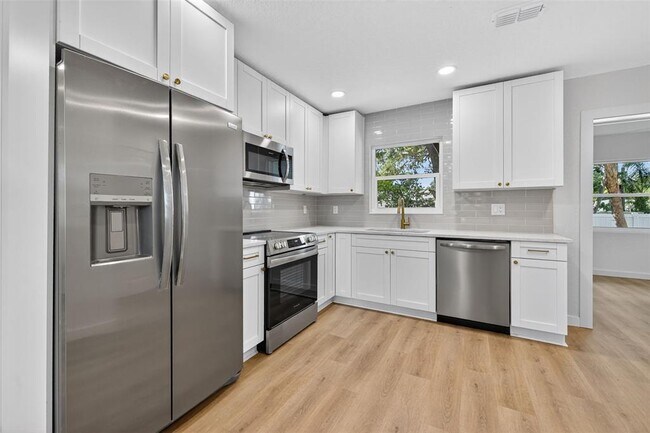 Building Photo - 2710 Boca Ciega Dr N
