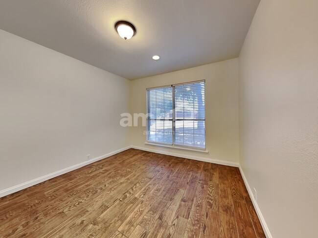 Building Photo - 828 Norfolk Dr