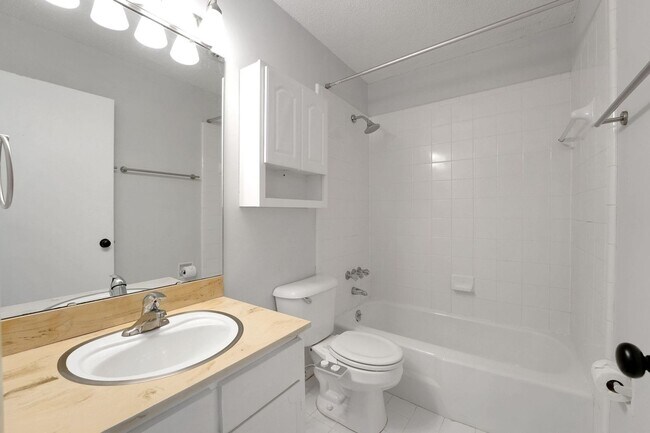 Building Photo - Charming 3BR Condo in Charlotte