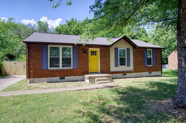 Building Photo - 3 Bedroom 1.5 Bath House w/Large Yard- Easy access to OHB and Nolensville Pk $2100