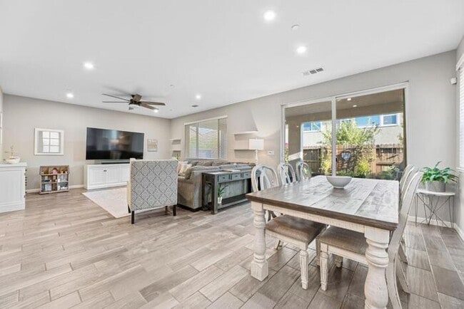 Building Photo - Beautiful 3 Bedroom PLUS bonus Room For Re...