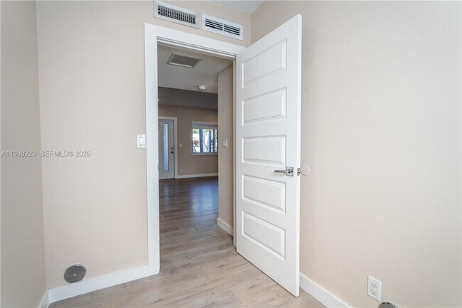 Building Photo - 2400 NE 26th St