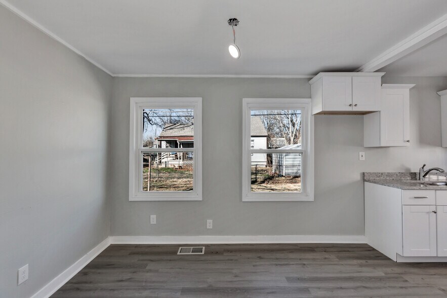 Building Photo - 2206 Walnut St SW