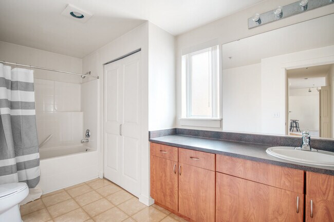 Building Photo - 10410 NE 2nd St