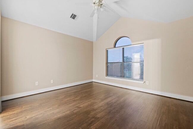 Building Photo - Gated 2BR Townhome Just Minutes from the T...