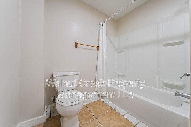 Building Photo - 870 S Main St