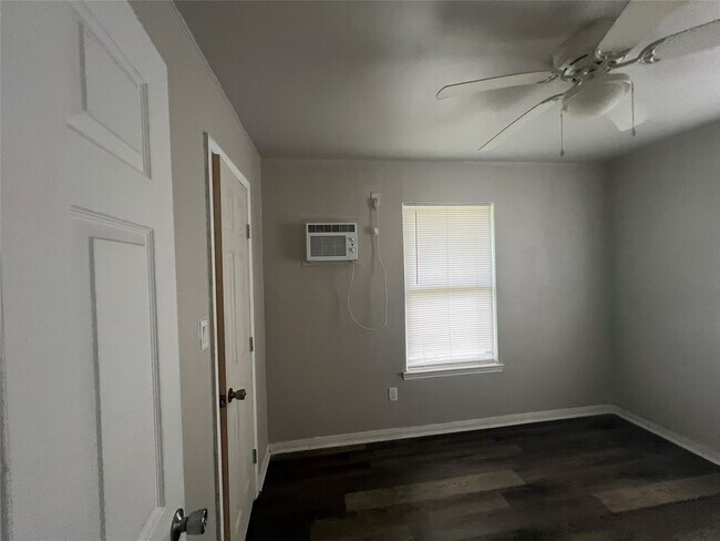 Building Photo - 416 Pin Oak Dr