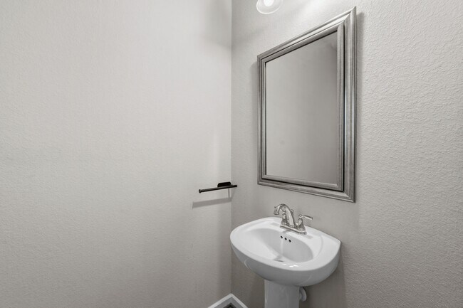 Building Photo - 16323 Apache Wds Wy