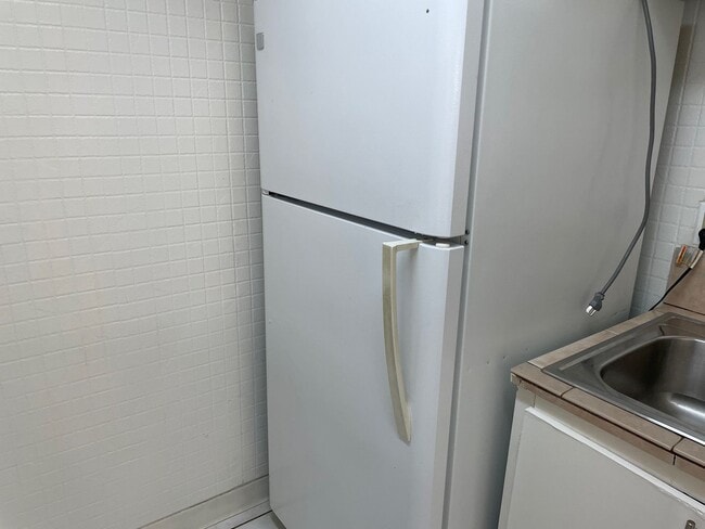 Building Photo - Spacious 2 Bedroom, 1 Bath Apartment w/ 1 Car Covered parking and onsite laundry