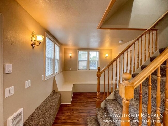 Building Photo - 1472 E 19th Ave