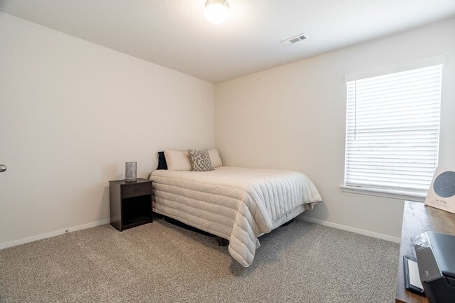 Building Photo - Like New Home LOADED w/Amenities at Lakewood S/D in Lowell!