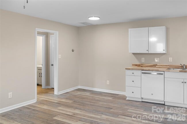 Building Photo - 300 E Gold St